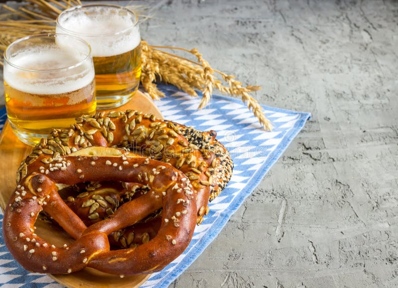 Bier und Brezel stockbild. Bild von feier, fest, selbstgemacht - 88359997