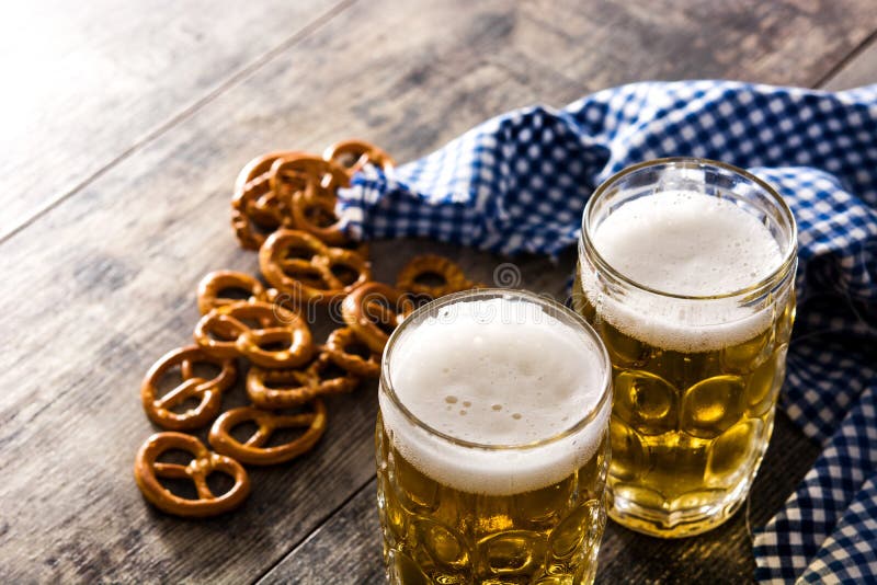 Bier Und Brezel Oktoberfest Auf Holztisch Stockfoto - Bild von fest ...