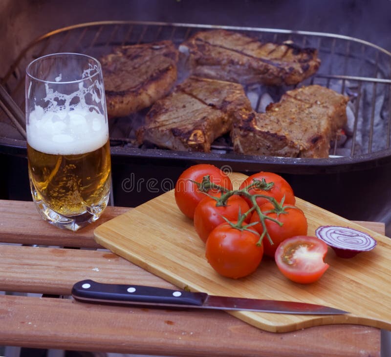 Bier und Steaks auf Grill stockfoto. Bild von nahrung - 20761932