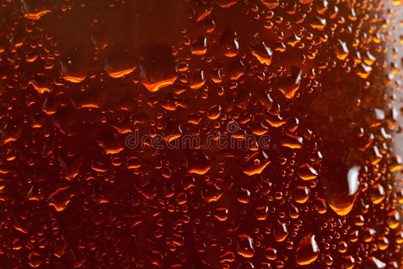 Bierachtergrond, macro stromende dalingen op het glas stock afbeeldingen Bierachtergrond, macro stromende dalingen op het glas stock afbeeldingen