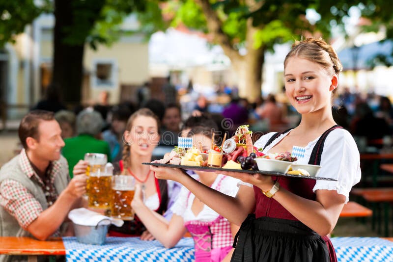 Biergartengaststätte - Bier und Imbisse stockbilder Biergartengaststätte - Bier und Imbisse stockbilder