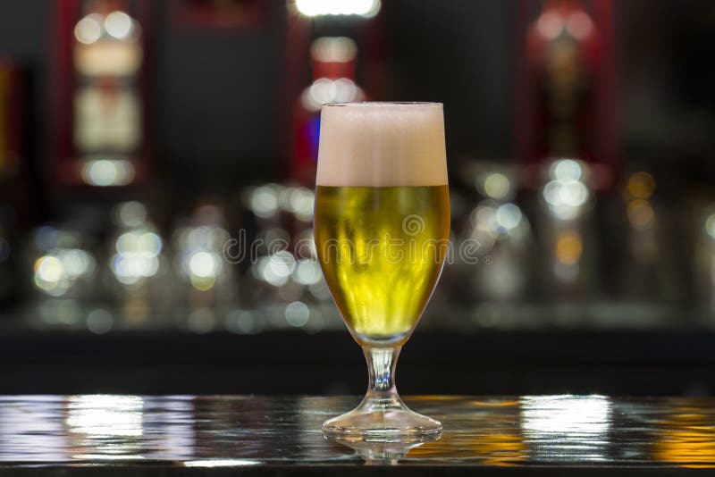 Bierglas an der Bar