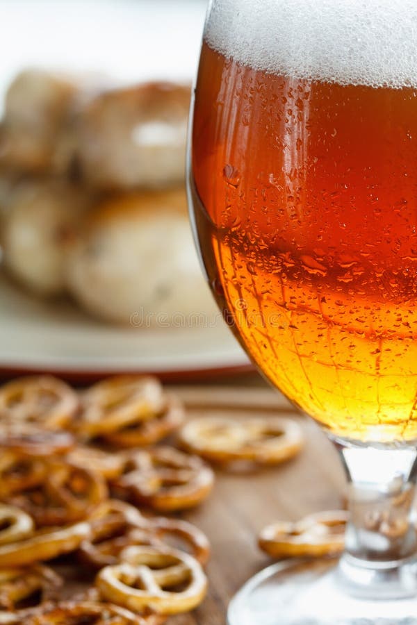 Glas Schäumender Bieralkohol Mit Deutscher Brezel