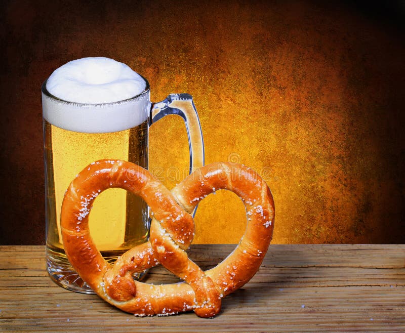 Bierkrug Mit Deutscher Brezel Auf Holztisch. Lokalisiert Stockbild ...