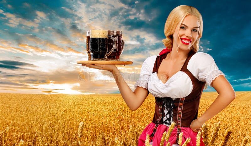 Bierpartij Oktoberfest-vrouw - Serveerster, in München Die Een Traditionele Duitse Kleding Dragen, Die Groot Bier Stock Foto - Image of duitsland, najaar: 122240468