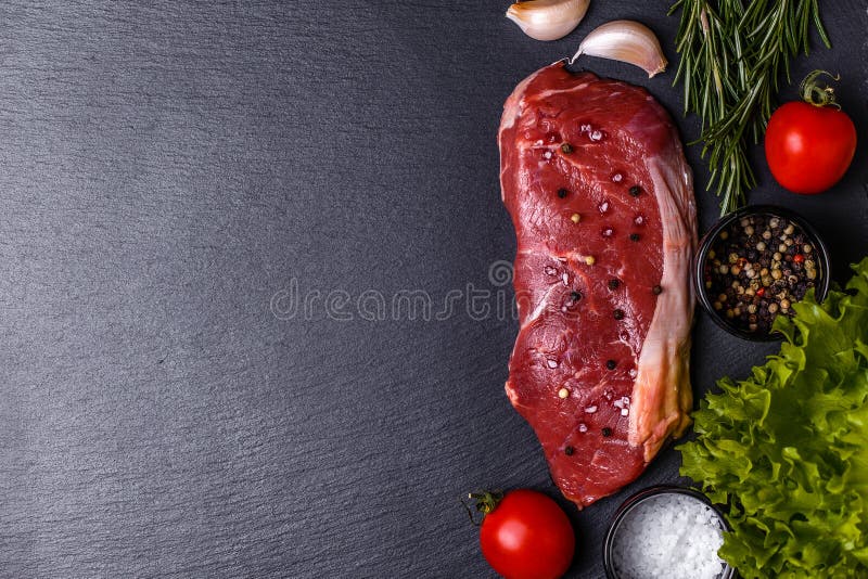 Bife cru de New York da carne fresca imagem de stock Bife cru de New York da carne fresca imagem de stock