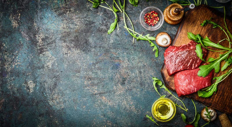 Bife cru e ingredientes frescos para cozinhar no fundo rústico, vista superior, bandeira foto de stock royalty free Bife cru e ingredientes frescos para cozinhar no fundo rústico, vista superior, bandeira foto de stock royalty free