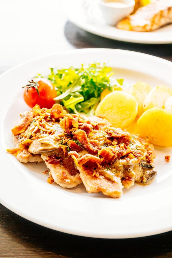 Bife Da Carne De Carne De Porco Foto de Stock - Imagem de alimento