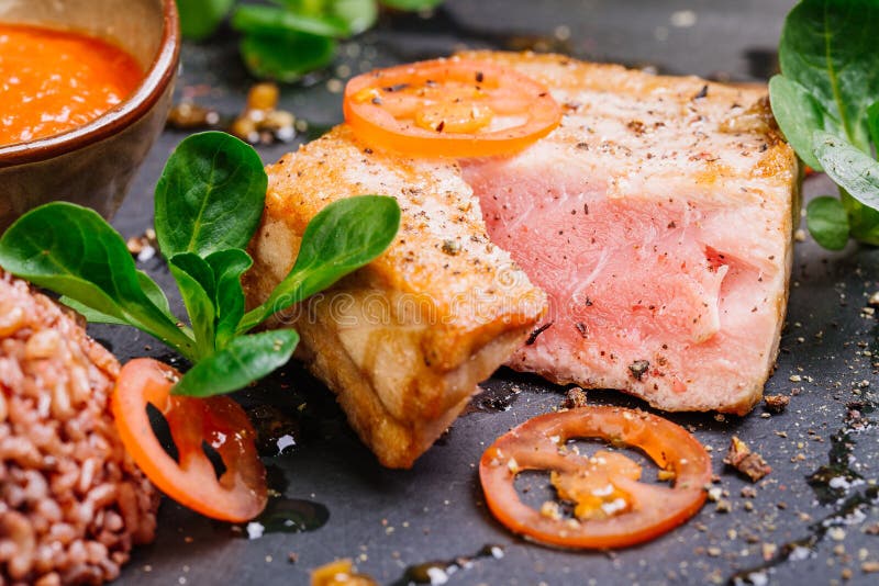 Bife de atum grelhado e servido com arroz imagens de stock royalty free Bife de atum grelhado e servido com arroz imagens de stock royalty free