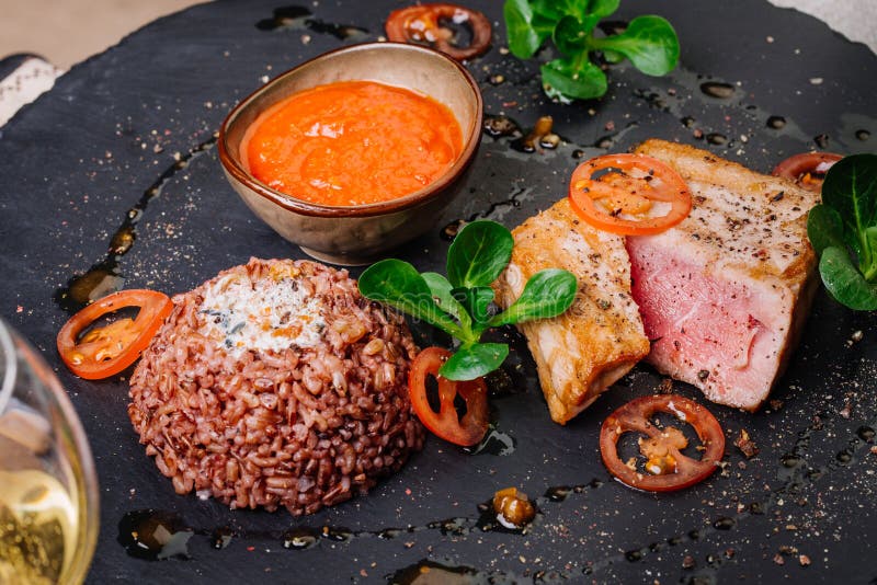 Bife de atum grelhado e servido com arroz imagem de stock royalty free Bife de atum grelhado e servido com arroz imagem de stock royalty free