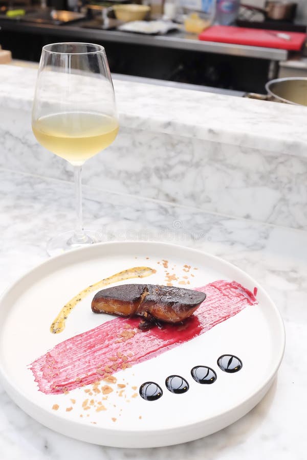 Bife de Foie Gras com molho vermelho da baga e vinho branco foto de stock Bife de Foie Gras com molho vermelho da baga e vinho branco foto de stock