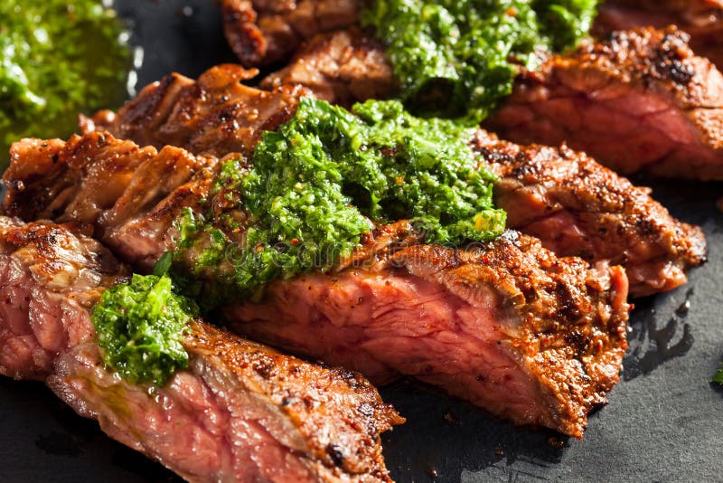 Bife de saia cozinhado caseiro com Chimichurri foto de stock Bife de saia cozinhado caseiro com Chimichurri foto de stock