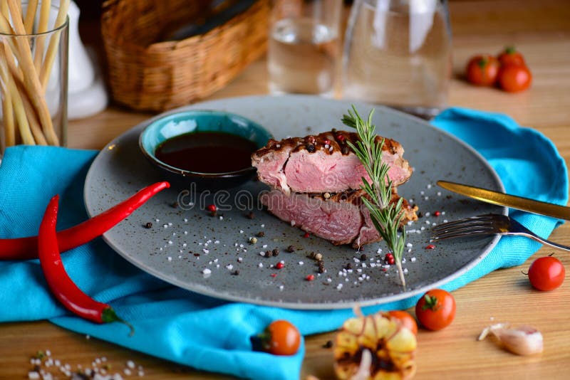 Bife raro médio suculento em uma placa em um restaurante Fundo do alimento foto de stock Bife raro médio suculento em uma placa em um restaurante Fundo do alimento foto de stock
