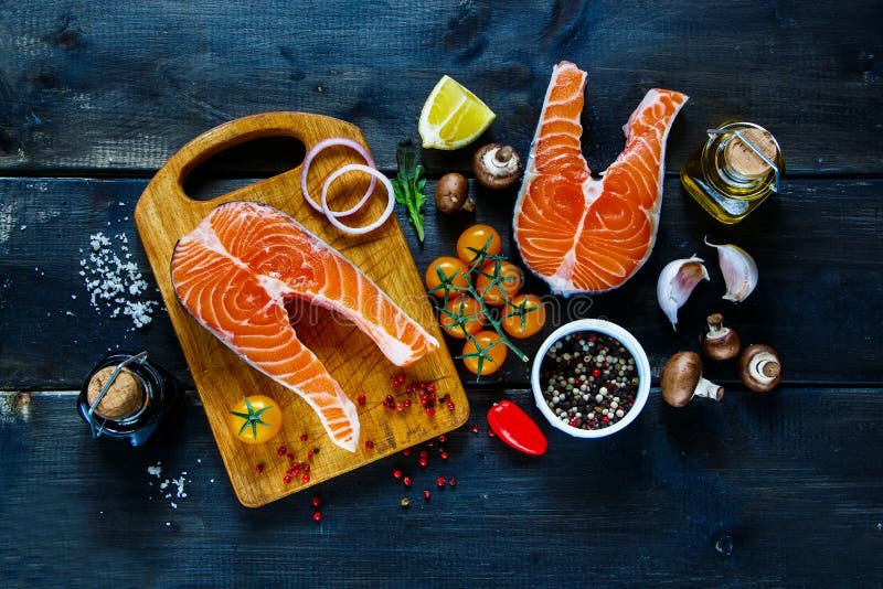 Bife Salmon com ingredientes imagem de stock Bife Salmon com ingredientes imagem de stock