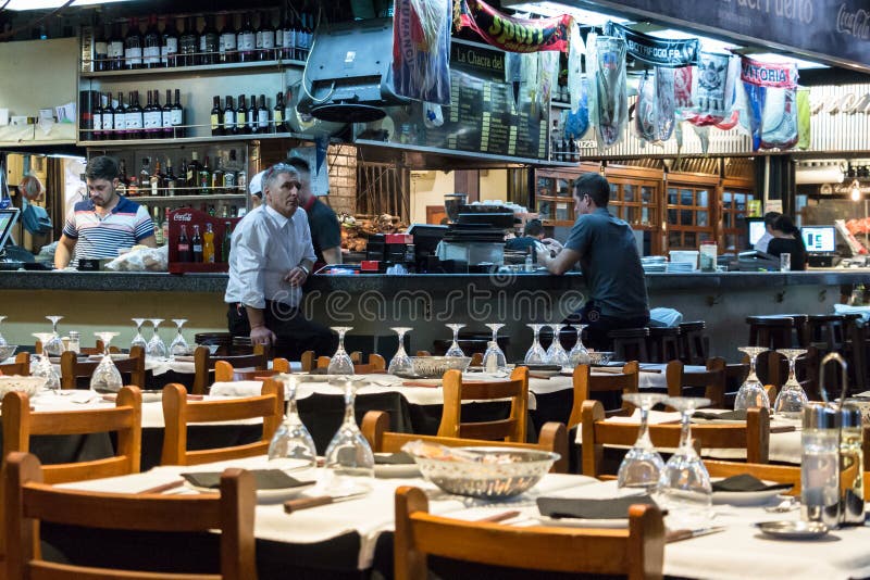 BiffParrilla restaurang med räknaren, stolar och trästolar fotografering för bildbyråer BiffParrilla restaurang med räknaren, stolar och trästolar fotografering för bildbyråer