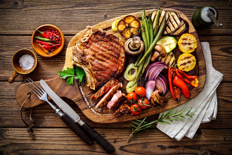 Bifteck de boeuf avec les légumes grillés photos stock Bifteck de boeuf avec les légumes grillés photos stock