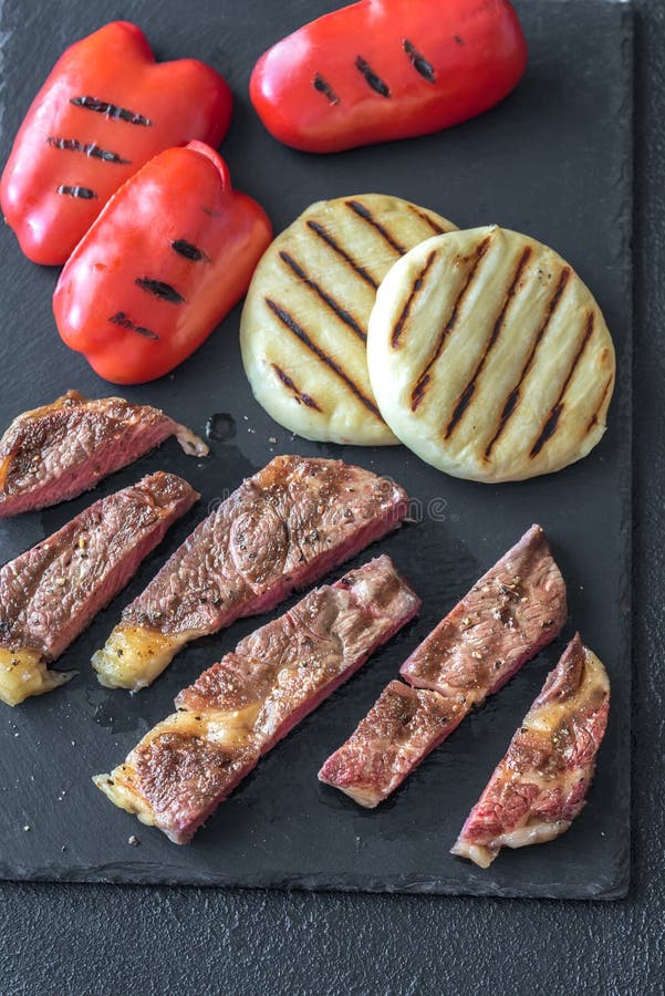 Bifteck de boeuf grillé avec les paprikas et le fromage image stock Bifteck de boeuf grillé avec les paprikas et le fromage image stock