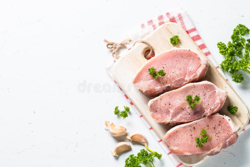 Bifteck de viande de porc, échine de porc de tranches sur le blanc image stock Bifteck de viande de porc, échine de porc de tranches sur le blanc image stock