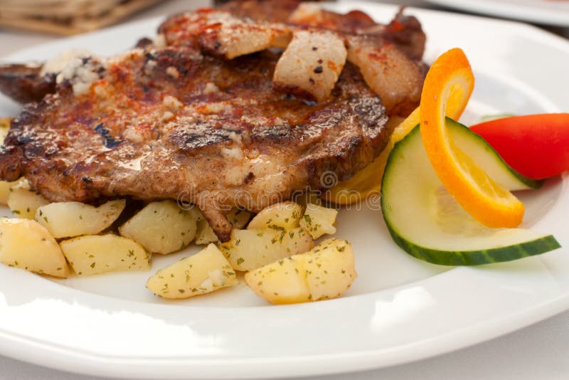 Bifteck et pommes de terre photographie stock libre de droits Bifteck et pommes de terre photographie stock libre de droits