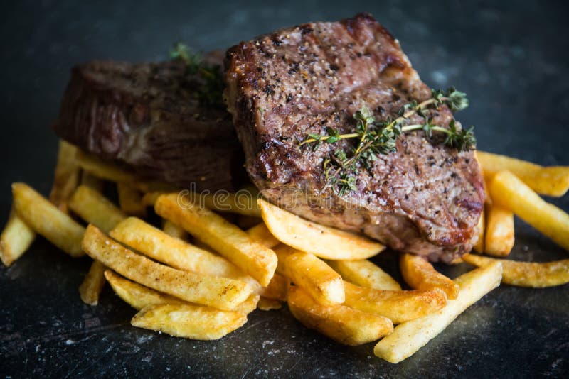 Bifteck grillé avec des pommes frites photo stock Bifteck grillé avec des pommes frites photo stock