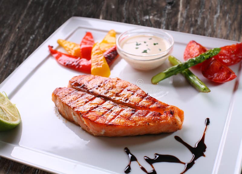 Bifteck saumoné grillé image libre de droits Bifteck saumoné grillé image libre de droits