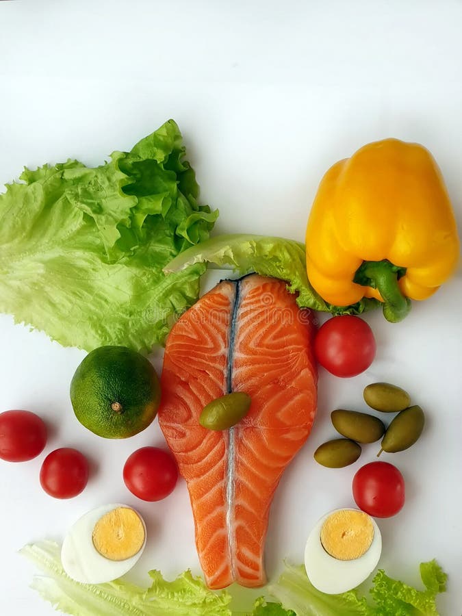 Biftecks crus de Salmon Two de poisson frais avec des légumes d'ingrédients et des tomates citron d'épices et oignon g de sala photo libre de droits Biftecks crus de Salmon Two de poisson frais avec des légumes d'ingrédients et des tomates citron d'épices et oignon g de sala photo libre de droits