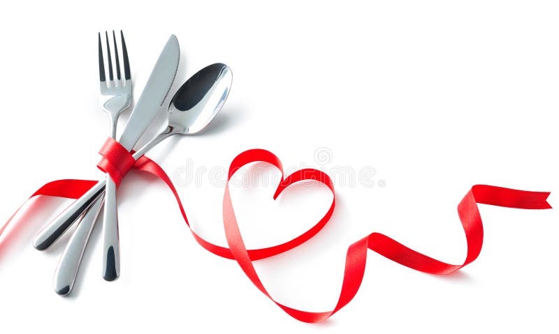 Bifurcación de la tarjeta del día de San Valentín, cuchillo, cuchara, cubiertos con el corazón rojo s de la cinta