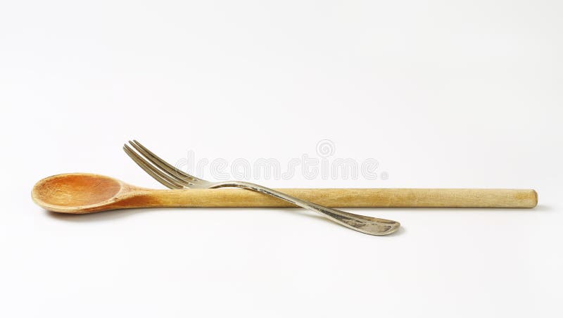 Bifurcación de madera de la cuchara y del metal imágenes de archivo libres de regalías Bifurcación de madera de la cuchara y del metal imágenes de archivo libres de regalías