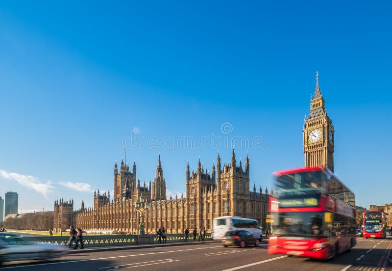 Big Ben en Blauwe Hemel en de bewegende rode bus van Londen stock afbeelding Big Ben en Blauwe Hemel en de bewegende rode bus van Londen stock afbeelding
