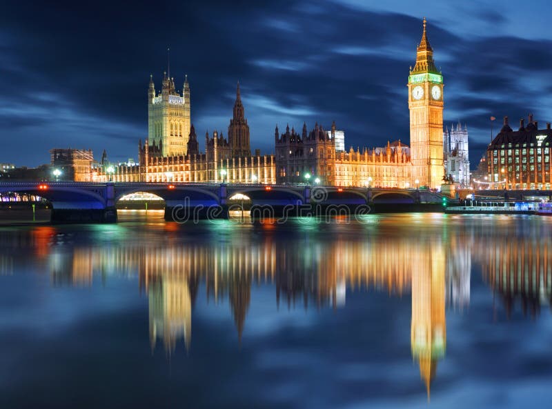 Big Ben en Huizen van het Parlement bij avond, Londen, het UK royalty-vrije stock afbeelding Big Ben en Huizen van het Parlement bij avond, Londen, het UK royalty-vrije stock afbeelding