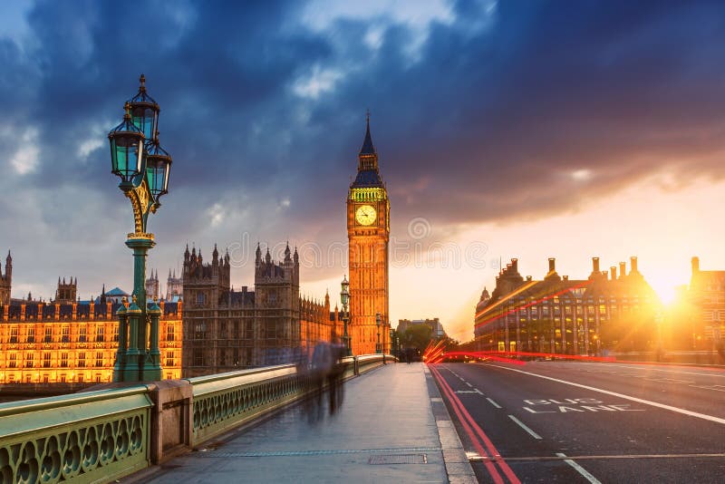 Puente Y Big Ben De Westminster En La Puesta Del Sol Imagen de archivo