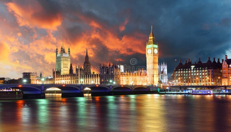 Big Ben et Chambres du Parlement à la soirée, Londres, R-U photos libres de droits Big Ben et Chambres du Parlement à la soirée, Londres, R-U photos libres de droits