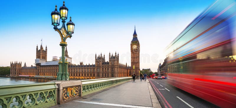 Big Ben et pont de Westminster à Londres au crépuscule