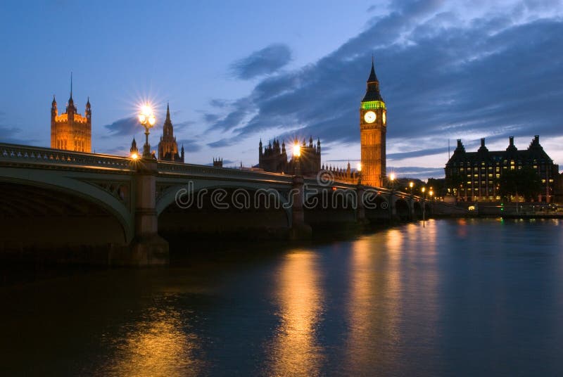 Il Big Ben e le Houses of Parliament, uno di Londra più visitato e fotografato punti di riferimento, visto qui sul ponte di Westminster e il fiume Tamigi.
