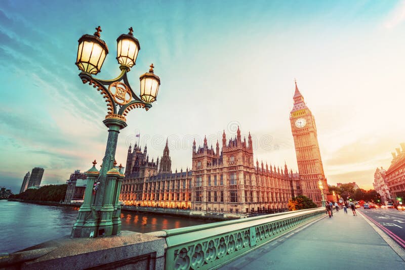 Big Ben, Londra il Regno Unito al tramonto Retro luce della lampada di via sul ponte di Westminster annata
