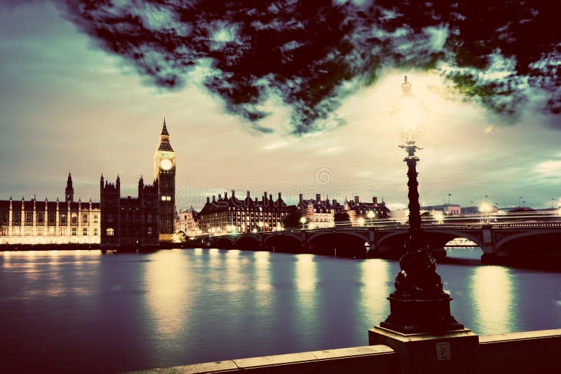 Big Ben, Londres o Reino Unido no por do sol Luz retro da lâmpada de rua na ponte de Westminster vintage imagem de stock Big Ben, Londres o Reino Unido no por do sol Luz retro da lâmpada de rua na ponte de Westminster vintage imagem de stock
