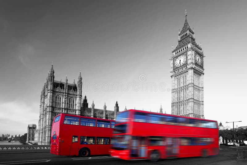 Big Ben mit rotem Bus in London, Großbritannien