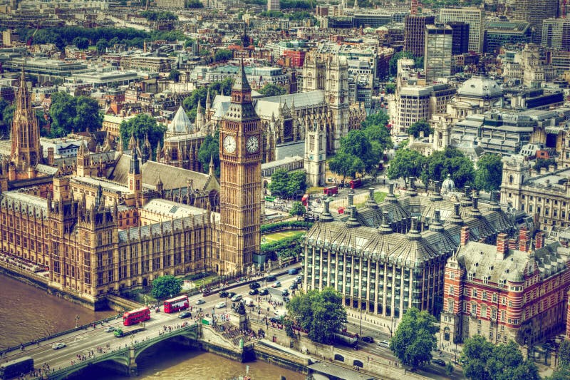 Big Ben, ponte di Westminster sul Tamigi a Londra, la vista aerea BRITANNICA fotografie stock libere da diritti Big Ben, ponte di Westminster sul Tamigi a Londra, la vista aerea BRITANNICA fotografie stock libere da diritti