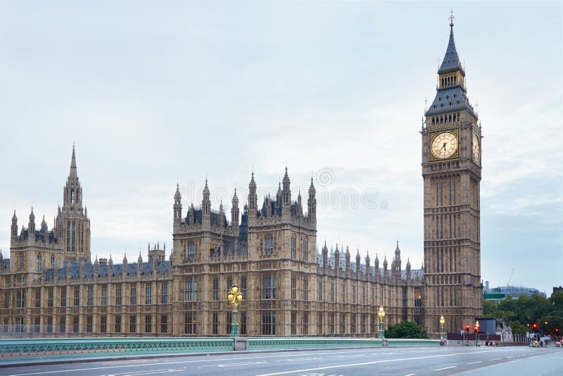 Big Ben und Palast von Westminster, von frühem Morgen und von leerer Straße in London lizenzfreies stockbild Big Ben und Palast von Westminster, von frühem Morgen und von leerer Straße in London lizenzfreies stockbild