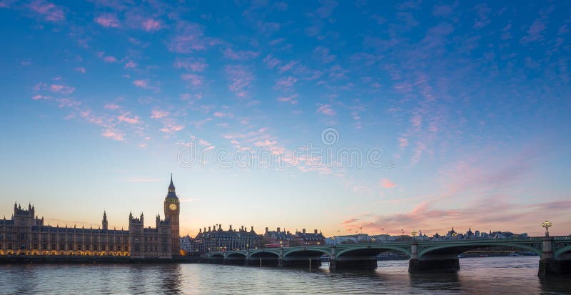 Big Ben και γέφυρα και το Κοινοβούλιο του Γουέστμινστερ με τα ζωηρόχρωμα σύννεφα στο σούρουπο, Λονδίνο, UK στοκ εικόνα