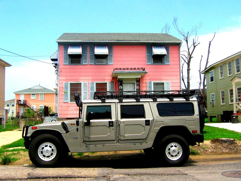 Kdo zaparkoval před mým domem? Velké SUV, auto zaparkované v přední části malý růžový dům.