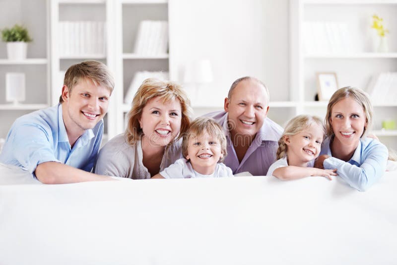 Felice grande famiglia con i bambini a casa.