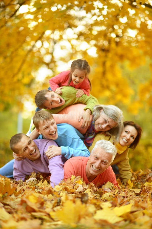 El gran familia divirtiéndose común en otonal.