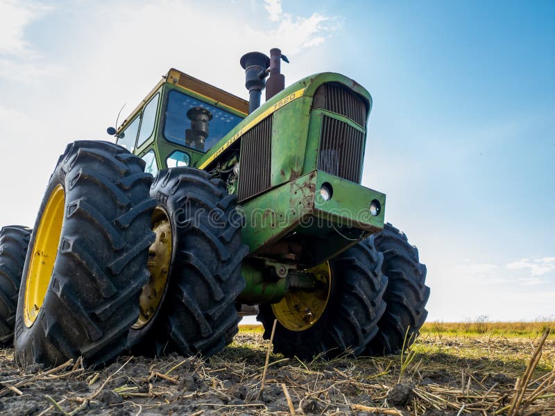 1.200+ John Deere Tractor fotos de stock, imagens e fotos royalty-free -  iStock