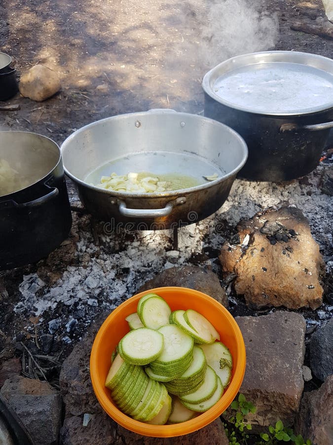 https://thumbs.dreamstime.com/b/big-pan-fried-onion-zucchini-orange-plastic-camp-cooking-field-open-fire-bowl-smoke-background-111636639.jpg