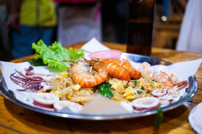 big plate of fresh pad thai