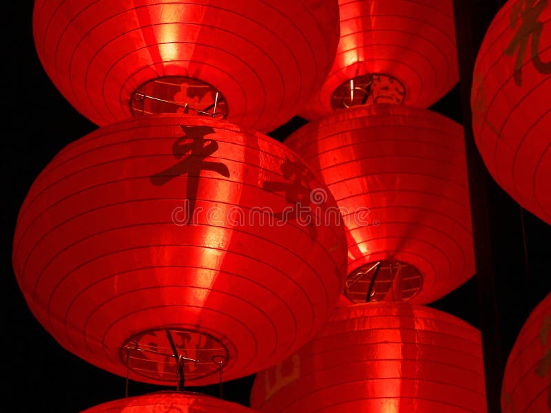 Velké červené lucerny s čínskými dopisy vytisknout.