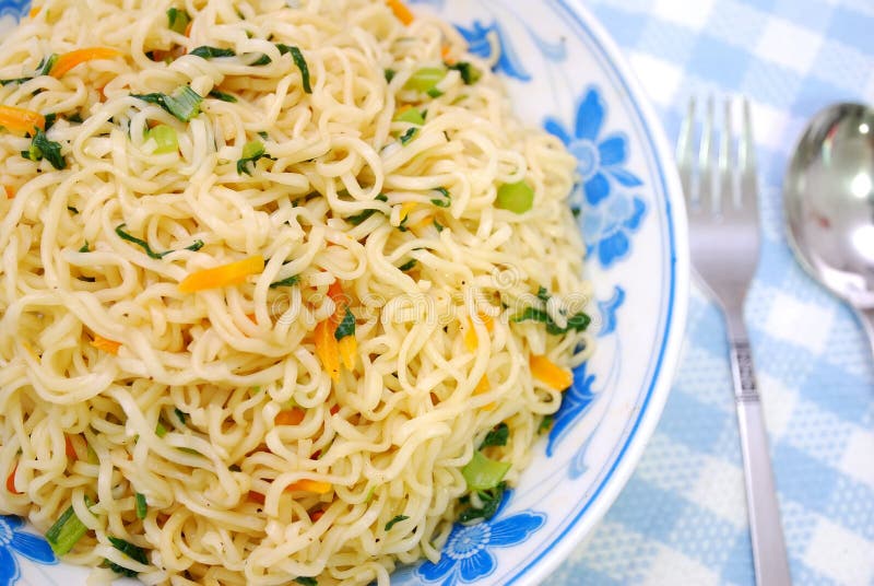 Big serving of Oriental vegetarian noodles