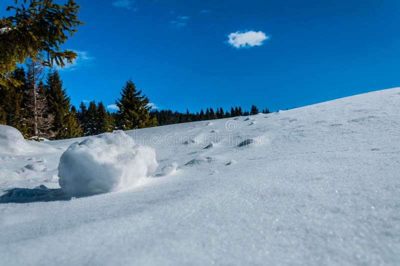 El gran bola de nieve sobre el montana en.