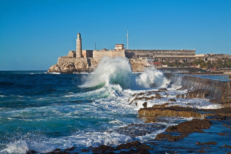 Venti forti di creare una grande onda presso la diga di l'Avana, Cuba.